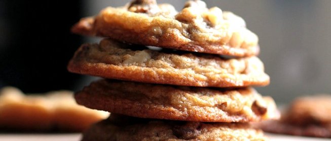 Традиционное шоколадное печенье с орехами