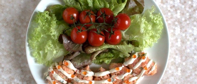 Риет из копченого лосося с соусом из красной икры