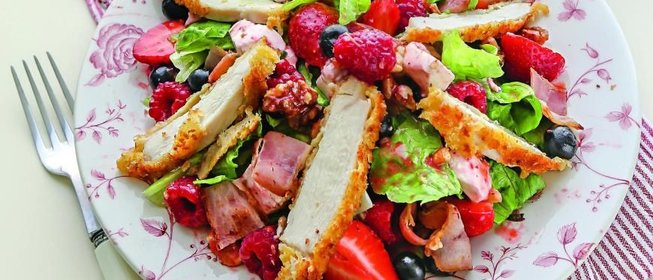 Салат с курицей, ягодами и орехами