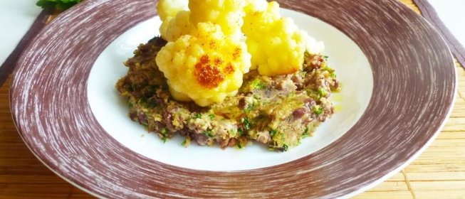 Цветная капуста на гриле с домашним песто и фасолью