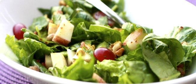 Салат из яблок и винограда