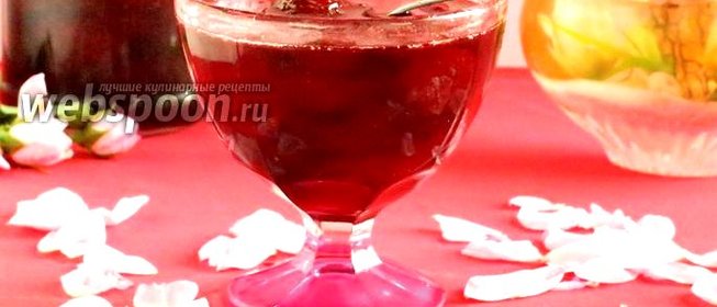 Варенье клубничное с лепестками роз