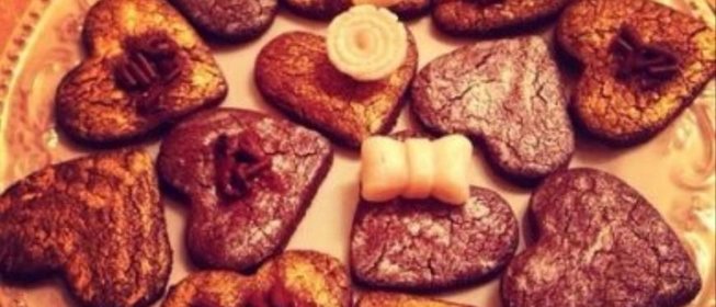 Романтическое шоколадное печенье с золотым напылением