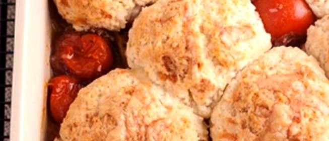 Томатный коблер с сырным печеньем