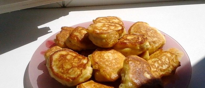 Оладьи на кефире с фруктами