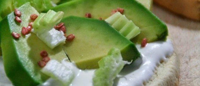 Брускетта с авокадо и сливками