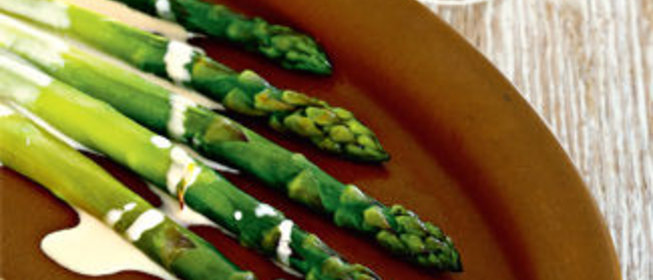 Спаржа с яичным соусом