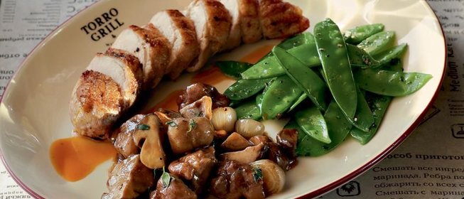 Жареная грудка цесарки с грибным рагу, сладким горошком и легким соусом из облепихи