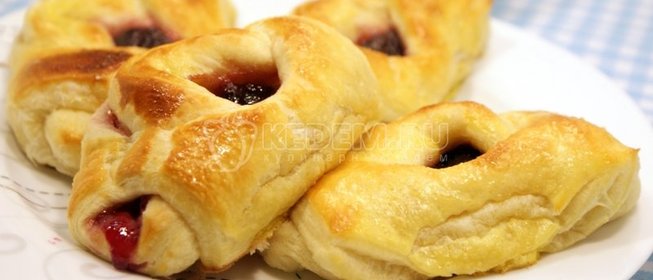 Расстегаи с черничным джемом