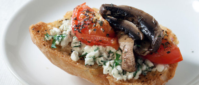 Тост с творогом, помидором и грибами