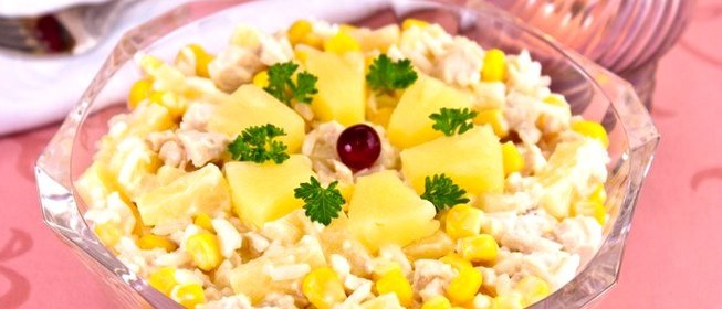 Салат с куриным филе, рисом и ананасами