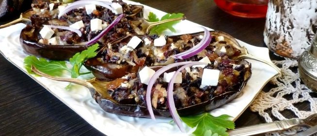 Баклажаны, фаршированные черным рисом, изюмом и брынзой