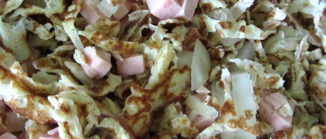 Салат с яичными блинчиками