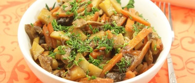 Картофель тушеный с белыми грибами