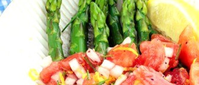 Спаржа со свежим соусом из помидор и зеленого лука