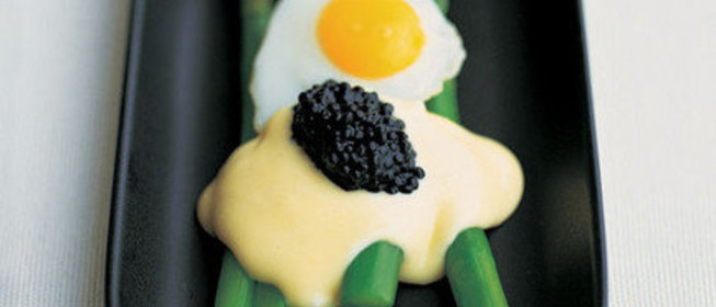 Спаржа с перепелиными яйцами под голландским соусом