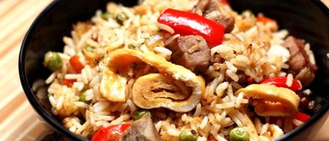 Рис со свининой, омлетом и овощами
