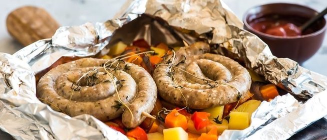 Сосиски с овощами в фольге