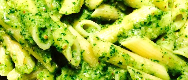 Пенне с песто из базилика и рукколы с фундуком