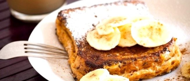 Французский тост с вареньем и бананами