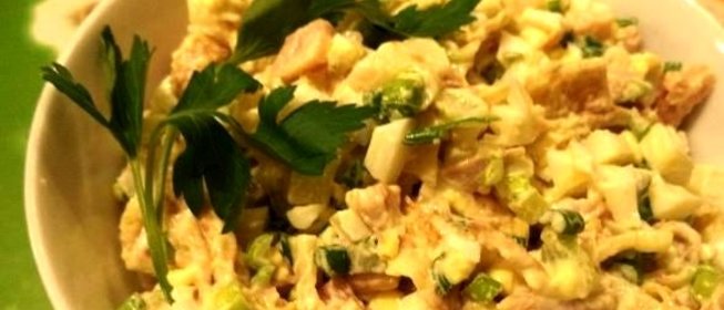Блинный салат с копченой курицей