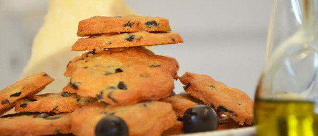 Печенье с оливками и пармезаном