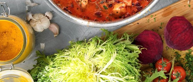 Рагу из курицы со свекольным карри