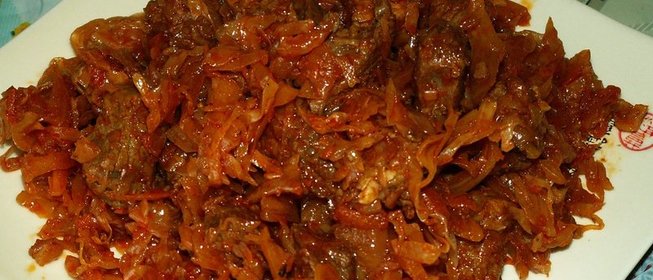 Капуста, тушенная с мясом и грибами