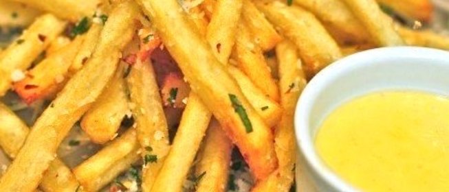 Картофель фри с чесноком и красным перцем