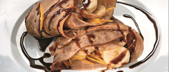 Блинчики с бананами в шоколадном соусе