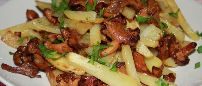 Жареный картофель с лисичками