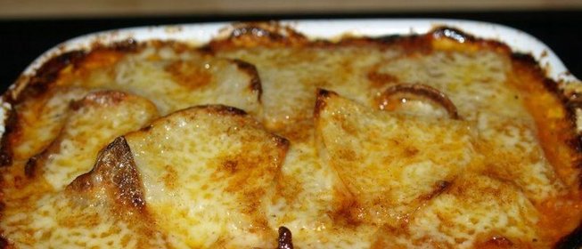 Колбасная запеканка с помидорами и фасолью