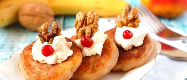 Манные оладьи с яблоками, орехами и изюмом