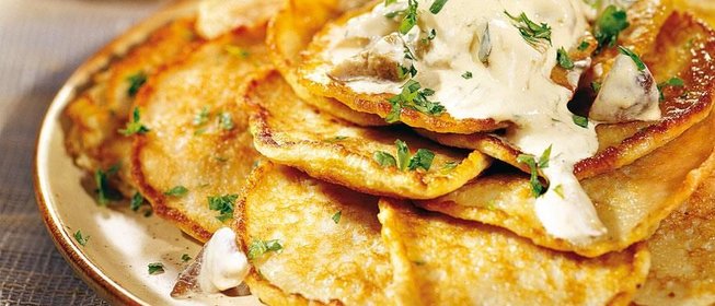 Картофельные оладьи с соусом из белых грибов