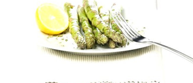 Жареная спаржа с лимонами и орегано