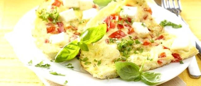 Омлет с беконом, помидорами, базиликом и орегано