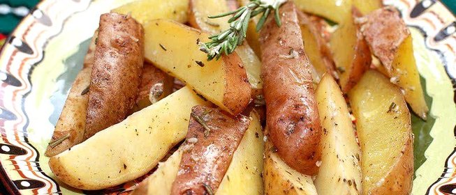 Картофель с розмарином и чесноком
