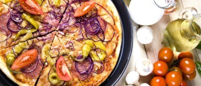 Пицца с овощами и соусом песто