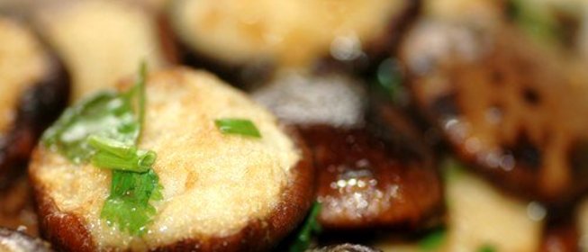 Грибные шляпки с копченой моцареллой и тимьяном