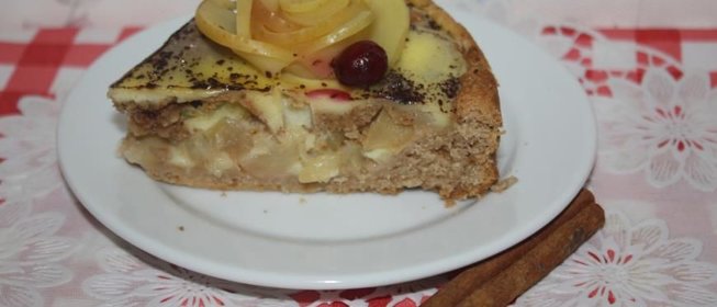 Яблочная шарлотка с печеньем и заливкой