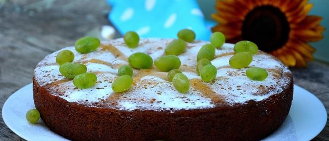 Шарлотка медовая с виноградом