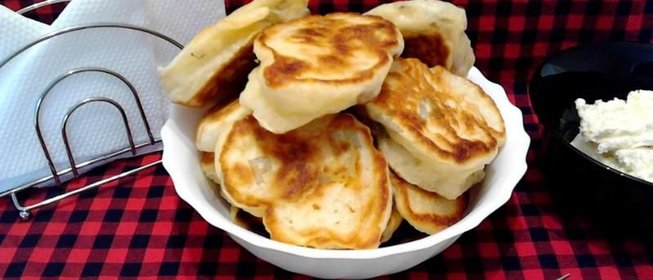 Пышные оладьи с изюмом на кефире