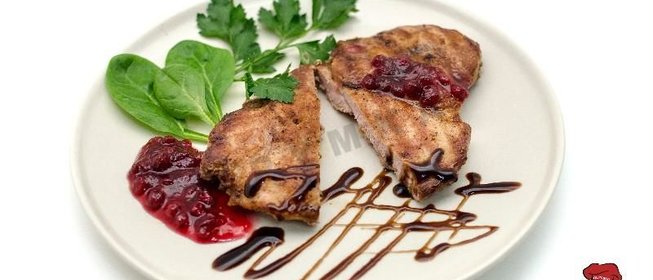 Свинина на гриле с брусничным соусом