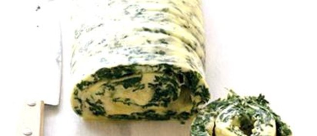 Рулет из омлета со шпинатом и сыром