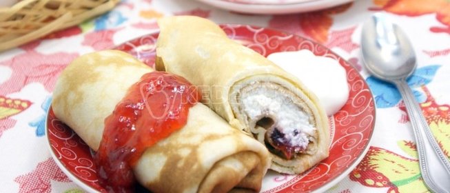 Блины на сливках с творогом и клубничным джемом