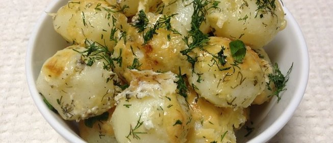 Молодой картофель под сметанным соусом