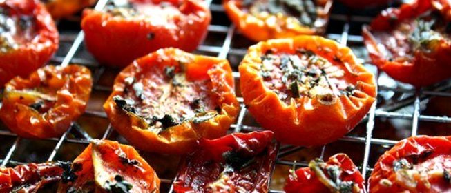 Помидоры на гриле с базиликом