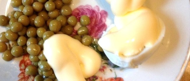 Яйца под майонезом с горошком