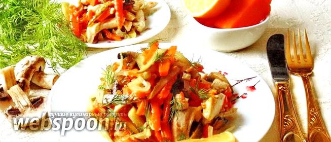 Тёплый салат с курицей, тыквой и грибами