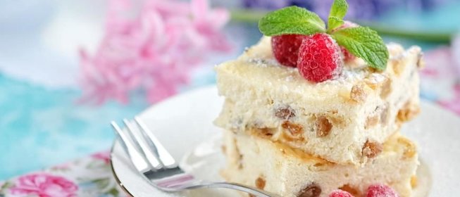 Воздушная творожная запеканка с изюмом